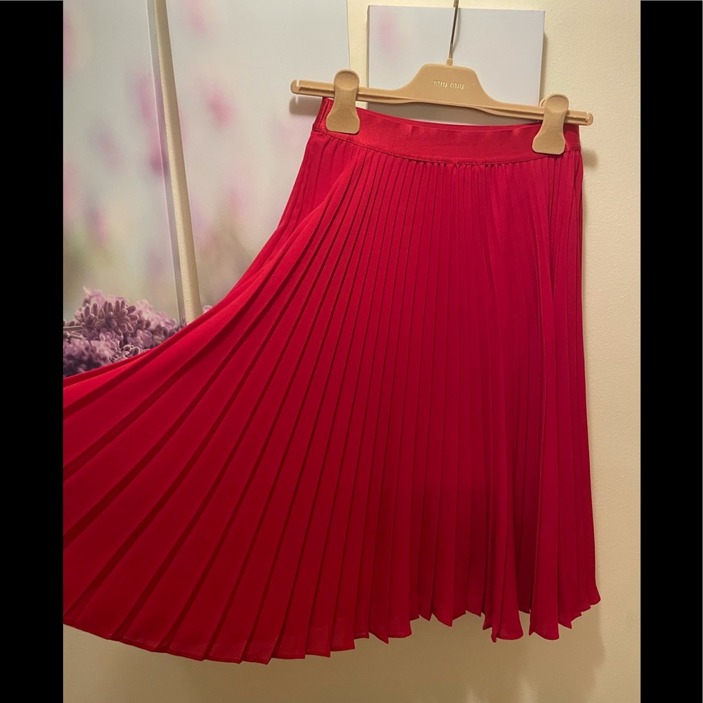 Super nice red color pleated skirt
